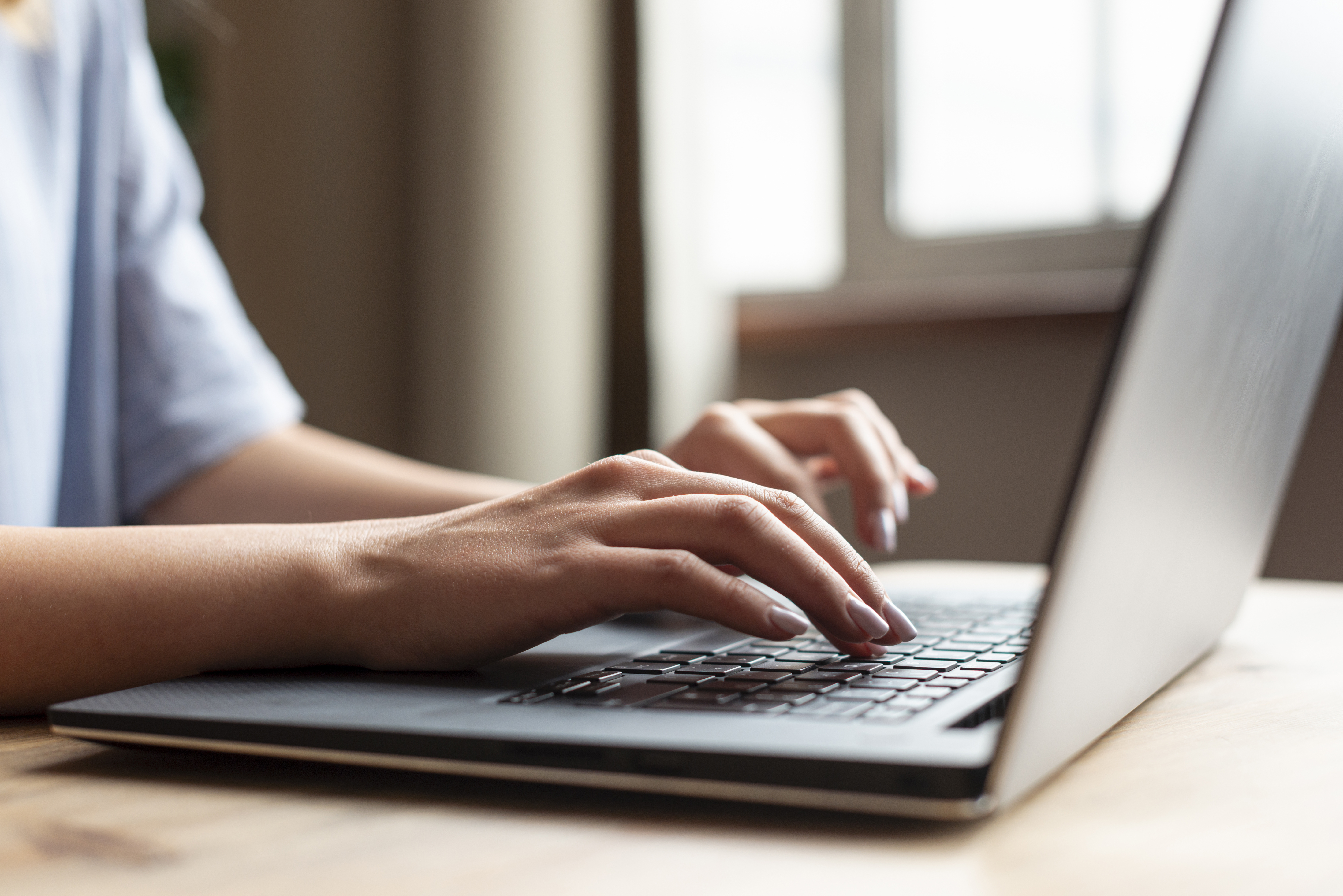 close-up-woman-working-laptop